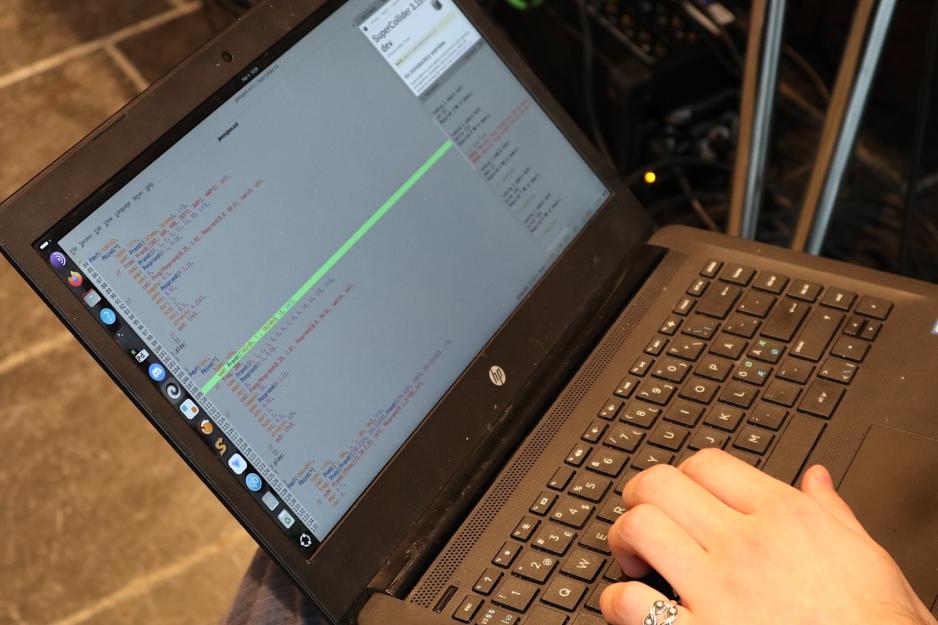 Laban programmerer musikk på datamaskinen