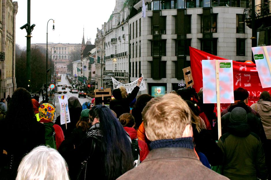 Toget for inkluderende 8. mars går nedover Karl Johan mot slottet.