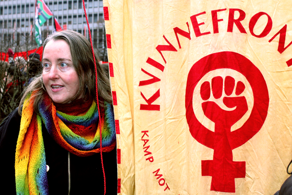 Trude Koksvik Nilsen fra Kvinnefronten står vedsiden av banneret deres. Logoen har et kvinnetegn med en knyttneve, over står teksten kvinnefronten