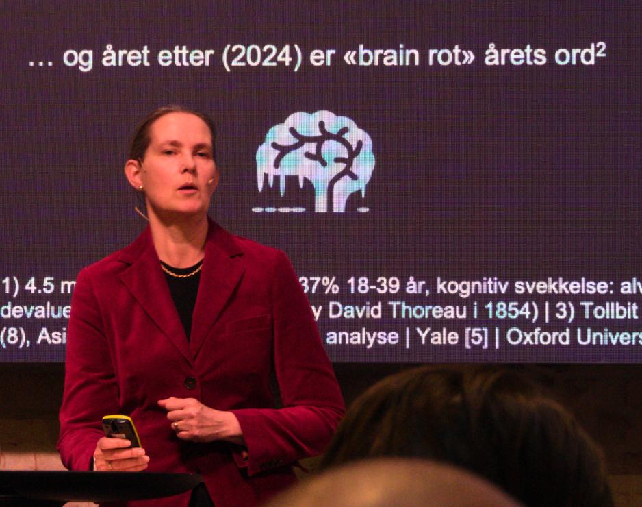 Dame i rød dress