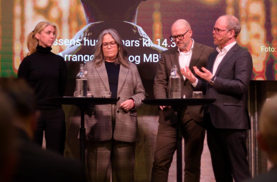 Gard Steiro på scenen i Pressens hus