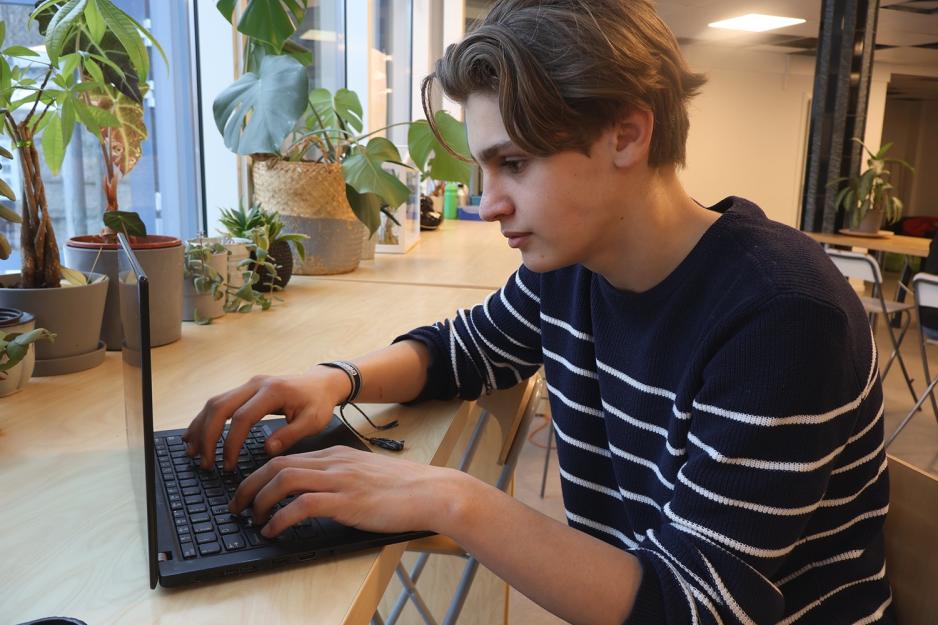 Gutt ser på laptop