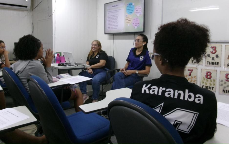 Elever f&aring;r undervisning hos Karanba i Brasil. De sitter i et klasserom. 