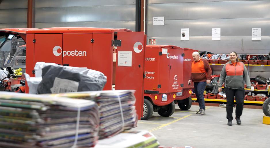 post rød bil folk