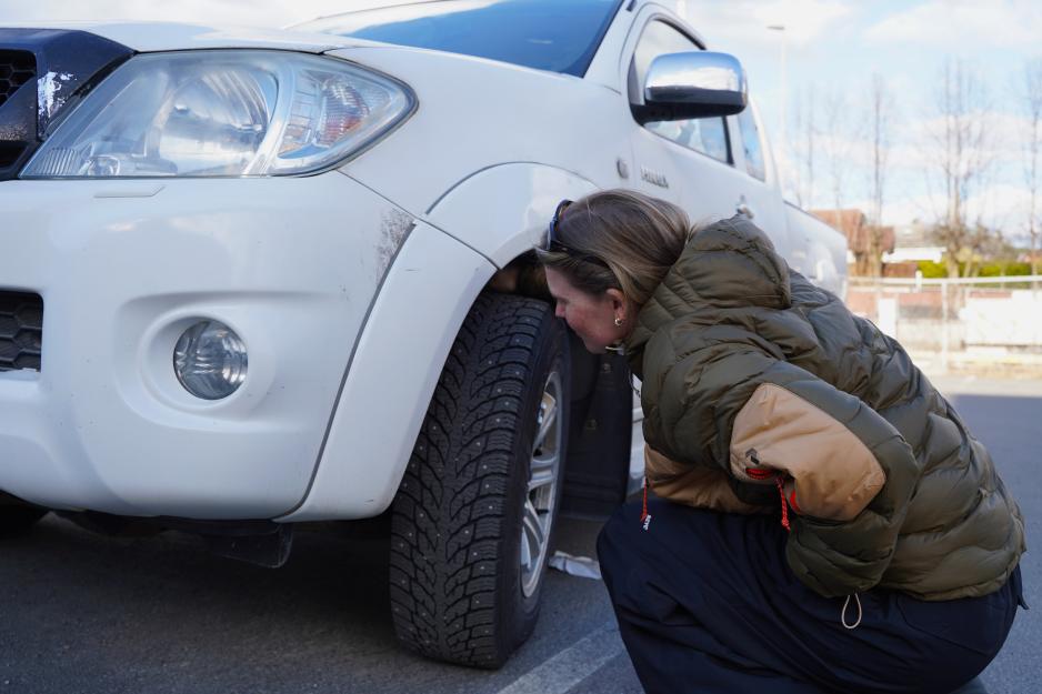 Bilen er skeiv jo!