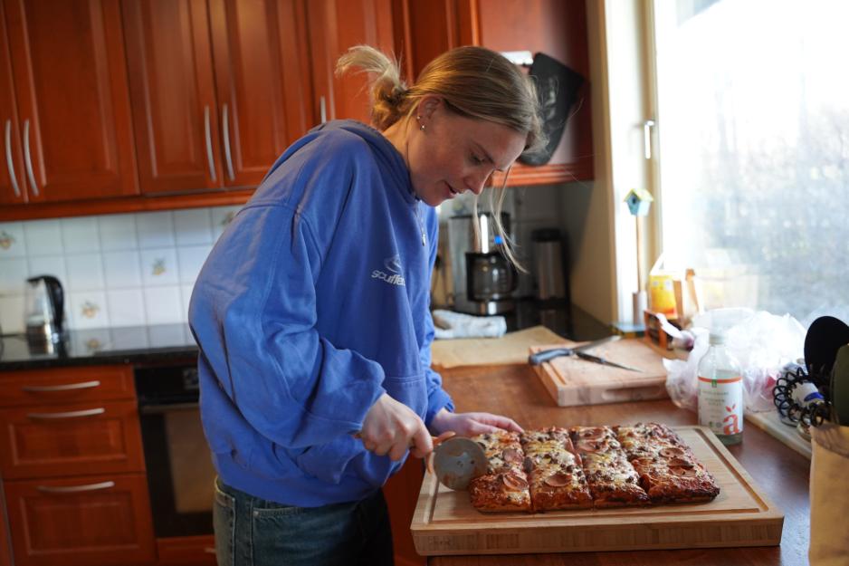Anne skjærer Pizza