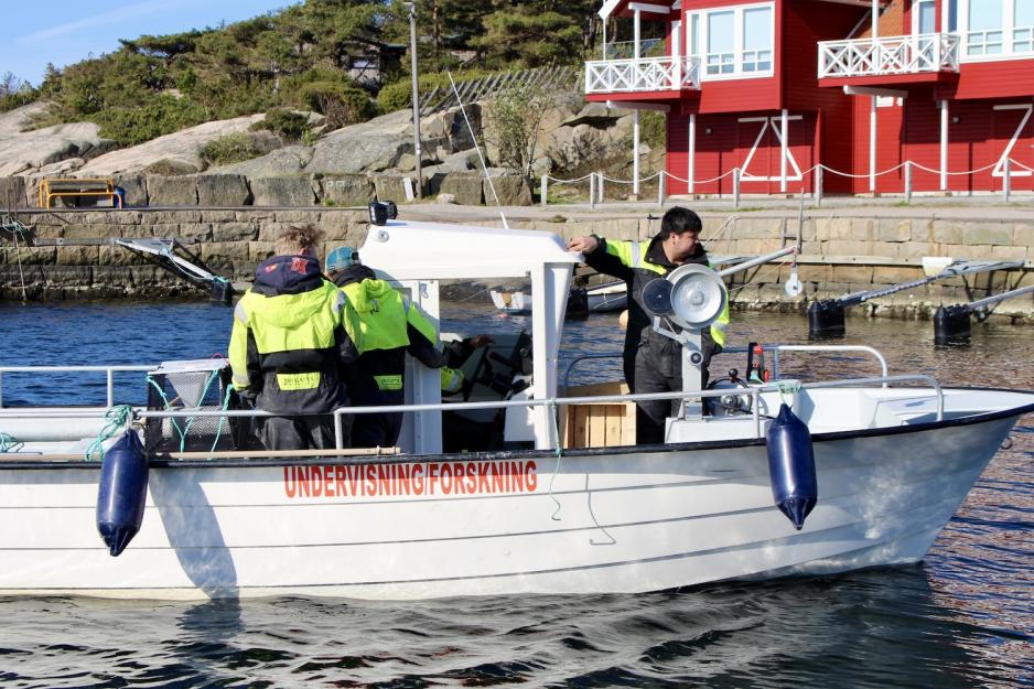 Kalneselevene kjører båt