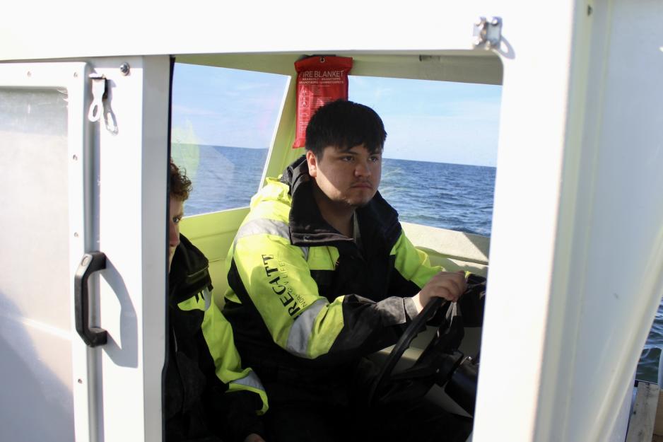 Emiliano kjører på havet