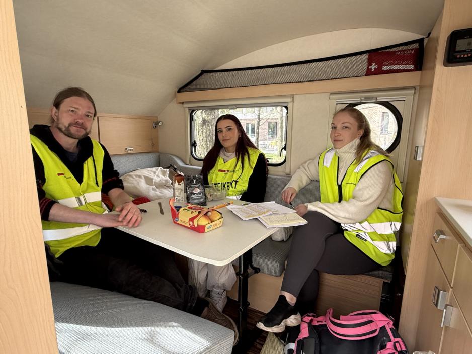 Streikerne på Scandic Helsfyr sittende i en campingvogn