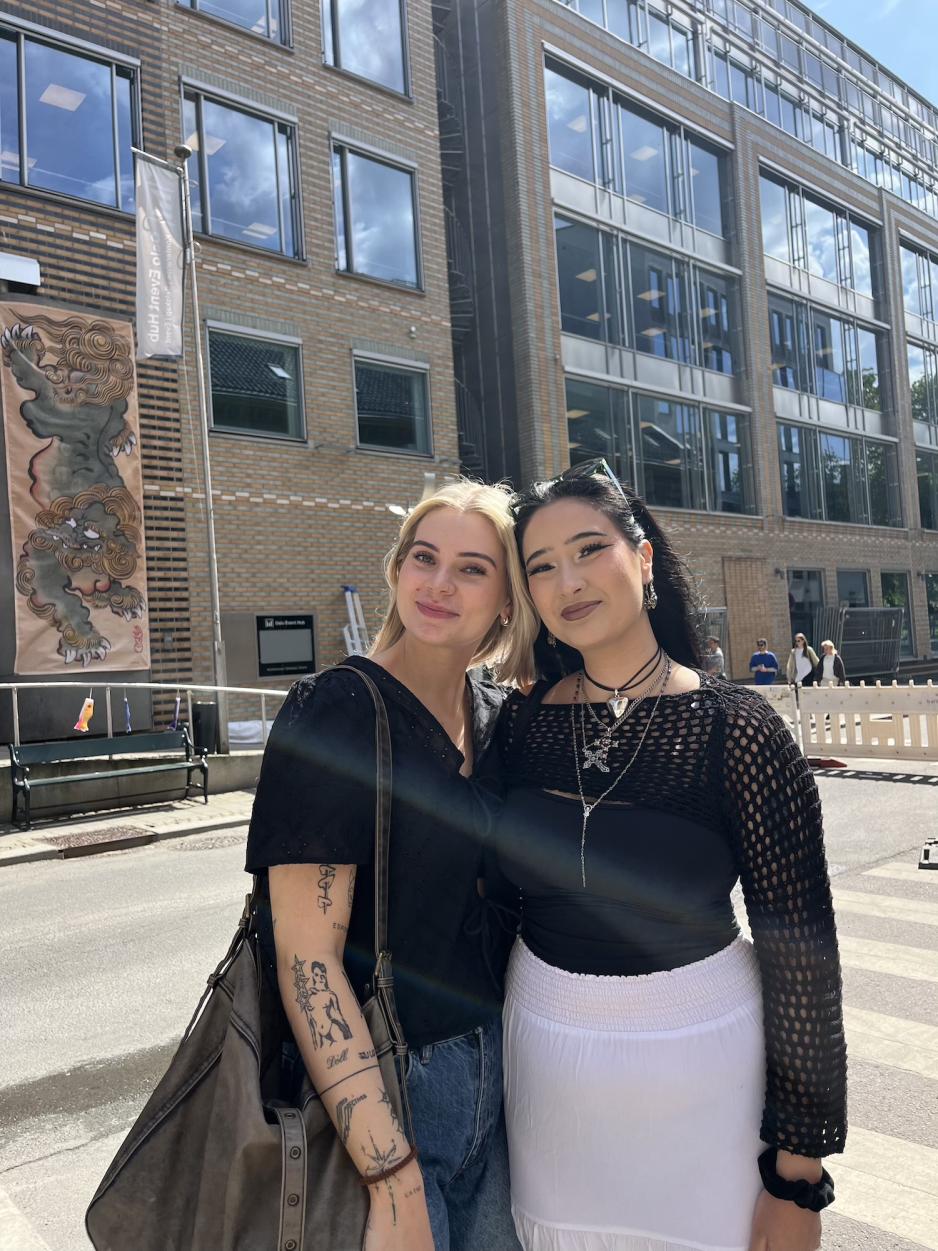 to jenter som skal på tatoveringsshow
