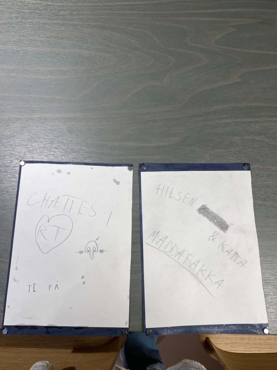 Baksiden av r-er med beskjed fra kattarussen