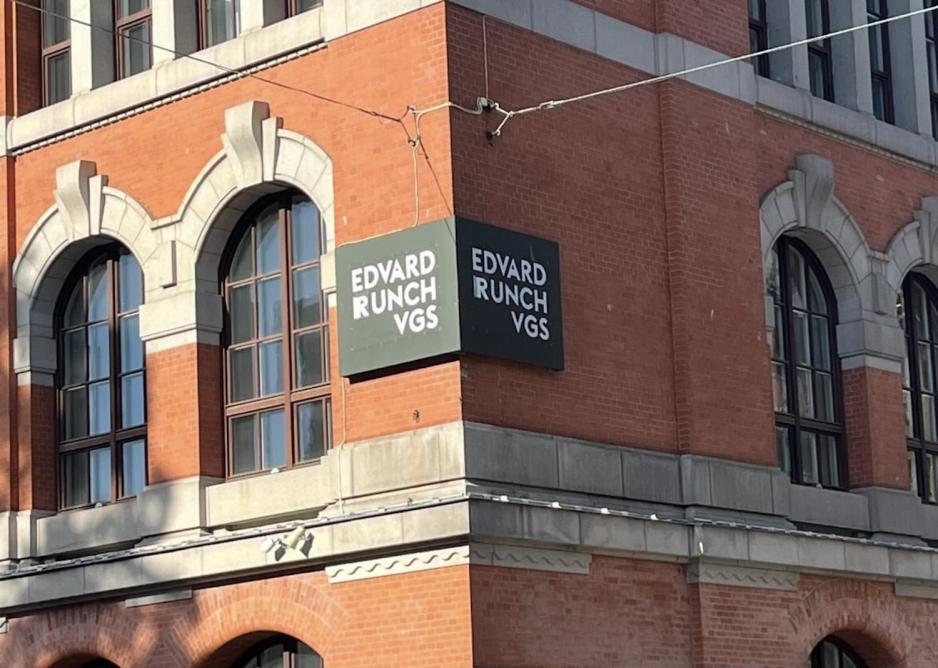 Her ser man skiltet der det nå står "Edvard Runch VGS".