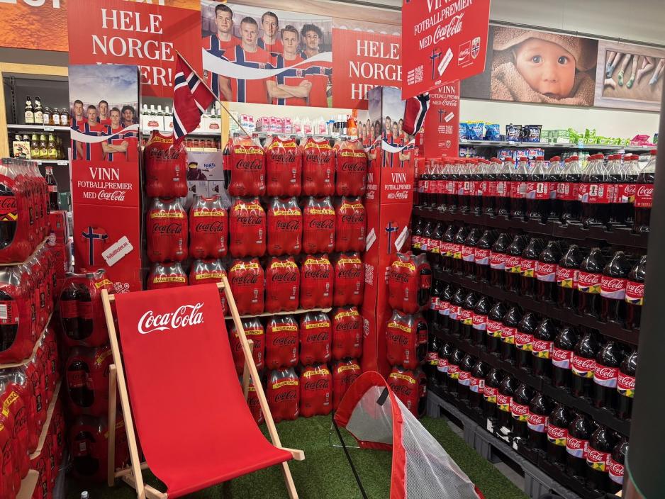 Hyller med Coca-Cola-flasker som markedsføres med fotballandslaget
