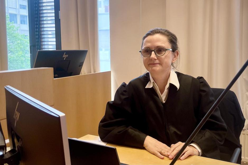 Advokat sitter bak bord i rettssal