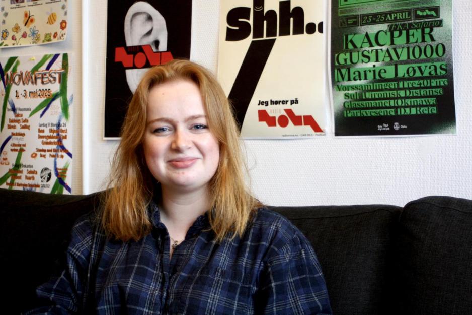 Hannah Myhre på pauserommet på radio nova