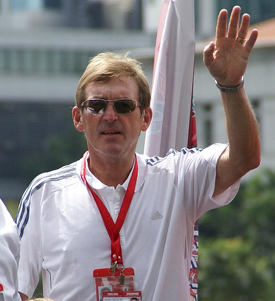 Kenny Dalglish vinker 