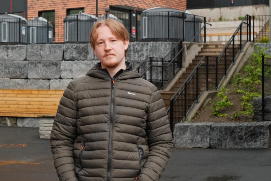 Mann st&aring;r forran en trapp