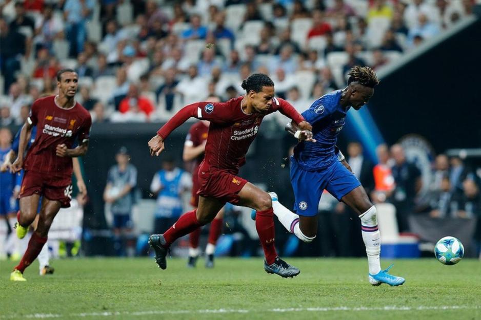 Liverpool-kaptein Virgil van Dijk i duell