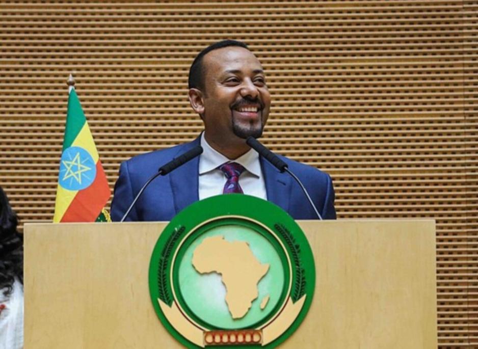Abiy Ahmed snakker p&aring; talerstol