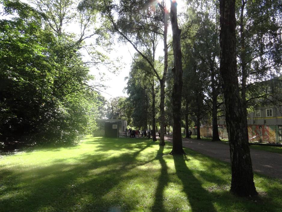 En gruppe turister står i kø til toalettene i Frognerparken