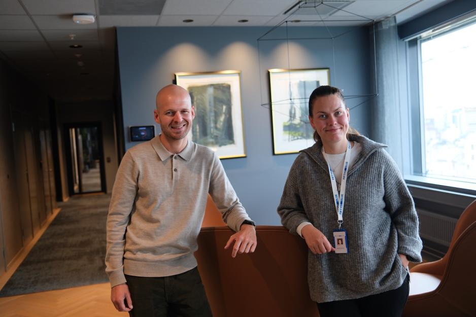 Jonas Østnes og Agnethe Karlsen smiler i Fifty5Blue sine lokaler i Lakkegata 
