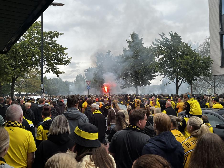 Lillestrøm supportere på vei til kamp.