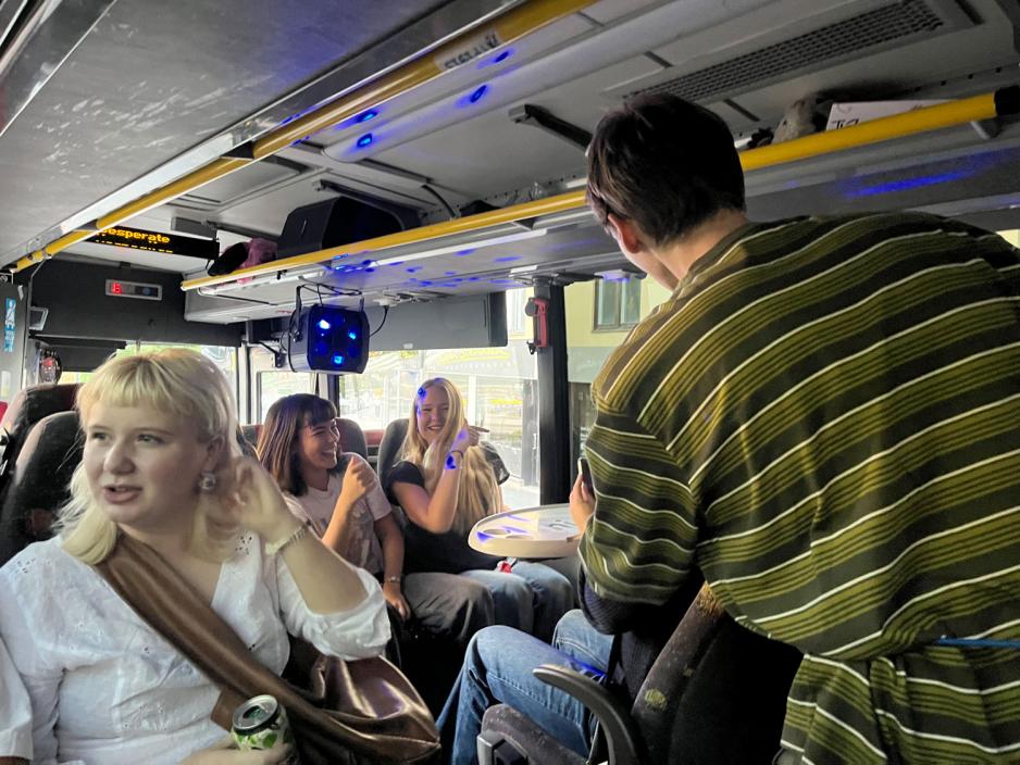Inne i nieu bussen med komiker Jonatan Husøy