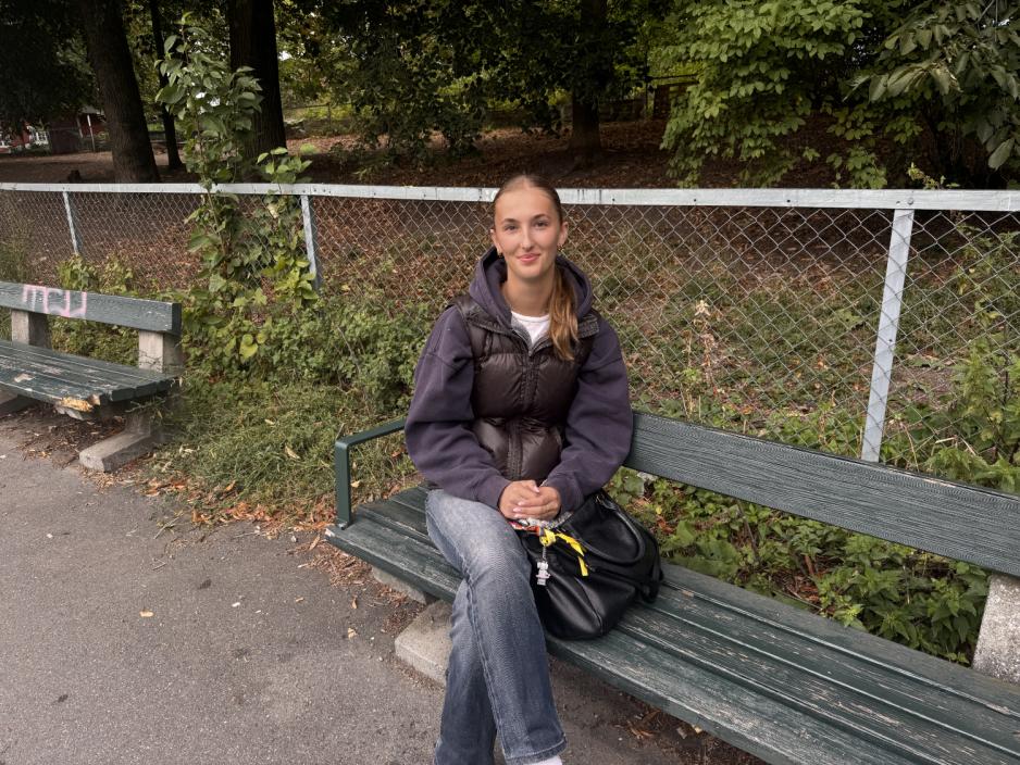 Studenten Liva som sitter på en benk i Marienlystparken.