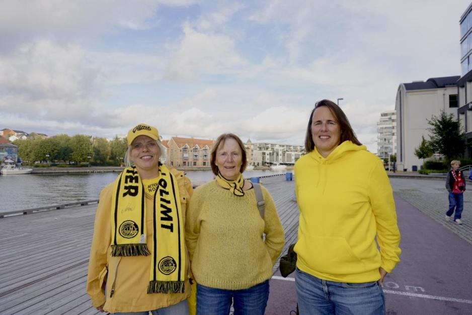 Ann Kristin Moen t.v. May-Elin Alsos og Kristin Alsos før kampstart i Fredrikstad.