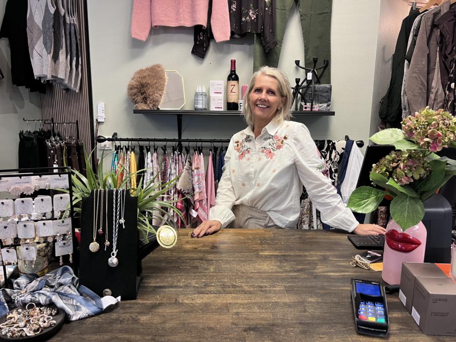 På bildet ser vi Anita Seth. Anita Seth er eier av butikken Fru Z. 