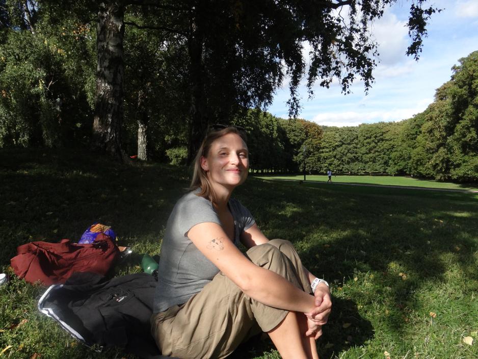 Leoni Haus sitter i gresset foran et tre i Frognerparken
