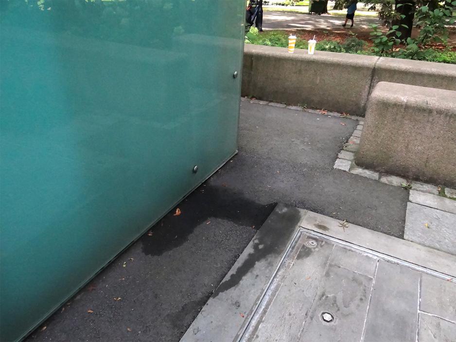 Rester av urin utenfor og på siden av et urinal