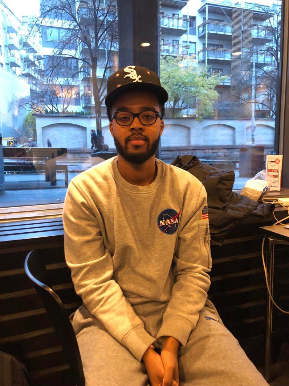 Zahid sitter p&aring; stol og snakker med stor lidenskap