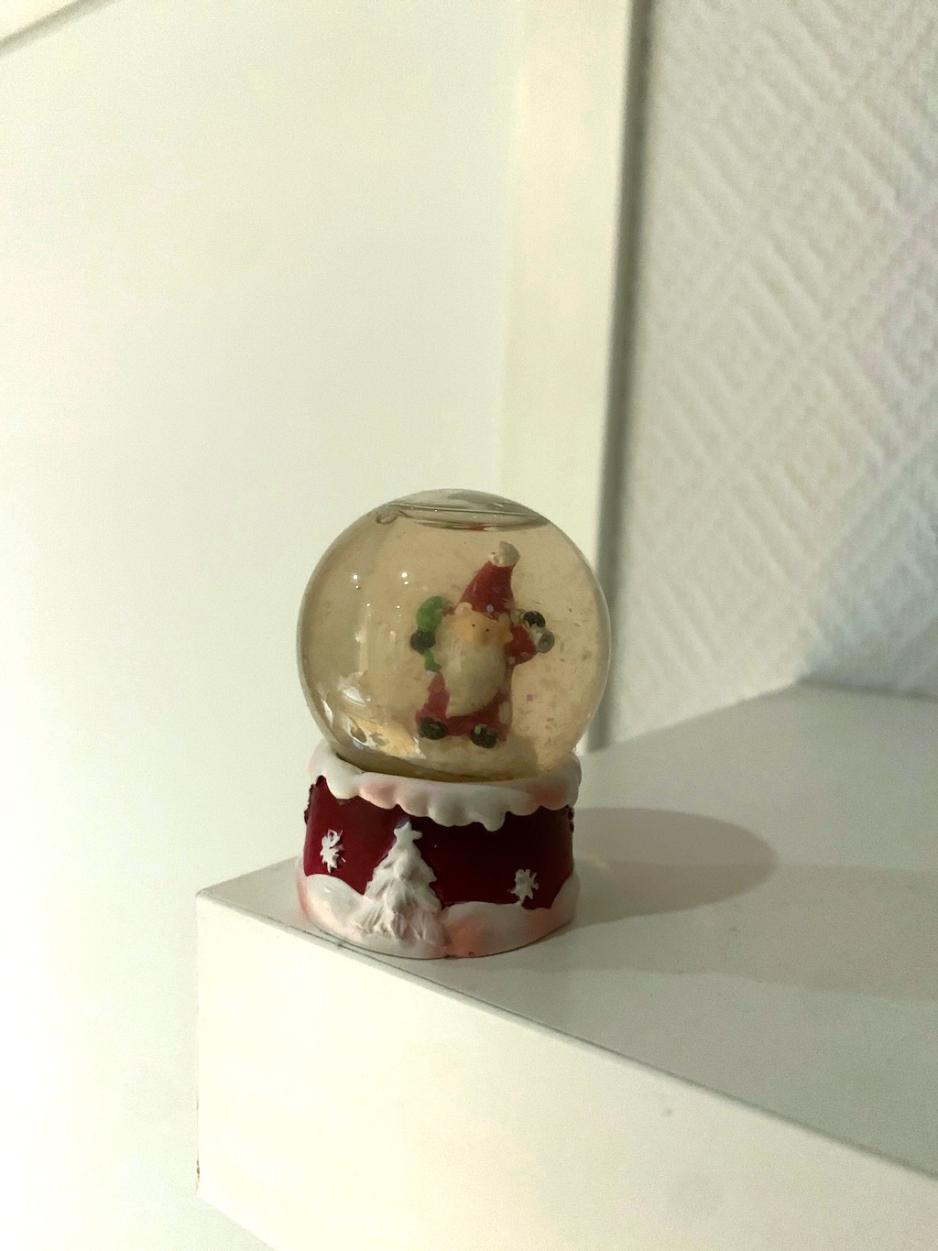 En sn&oslash;kule med en julenisse