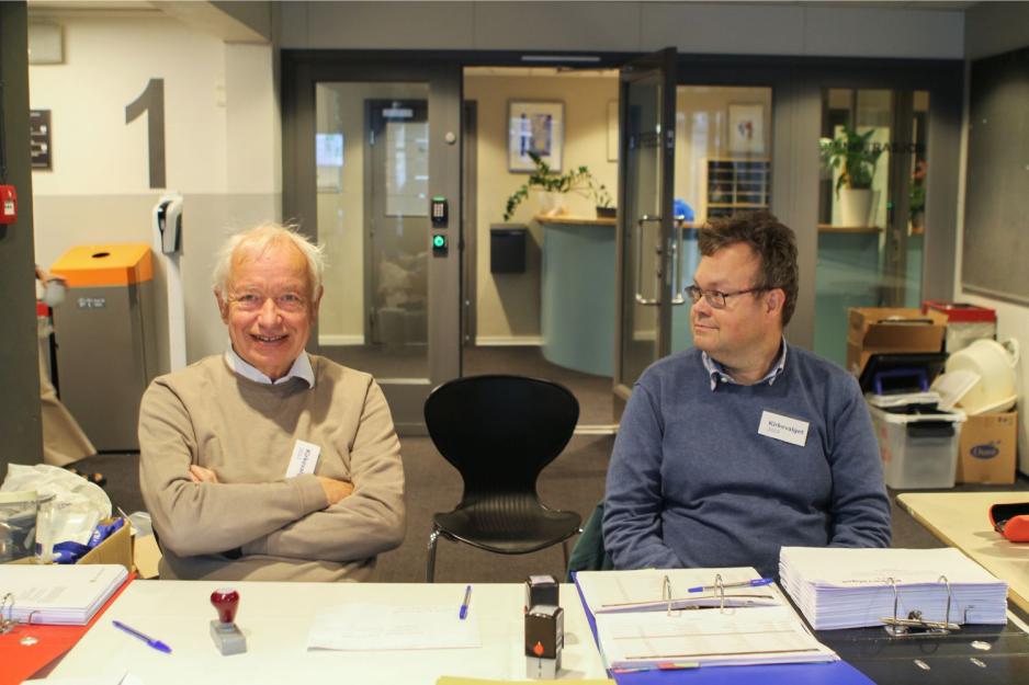 Magne Mj&aelig;rum og Jon Anders Walstad tar imot stemmer til kirkevalget. 