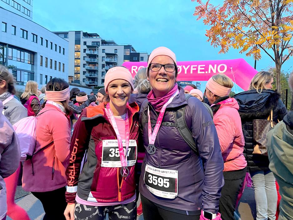 to kvinner mottok medalje etter ferdig l&oslash;p.