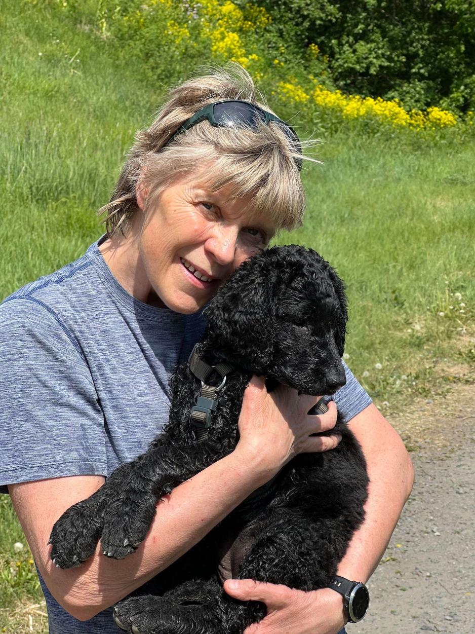 En dame holder en hund