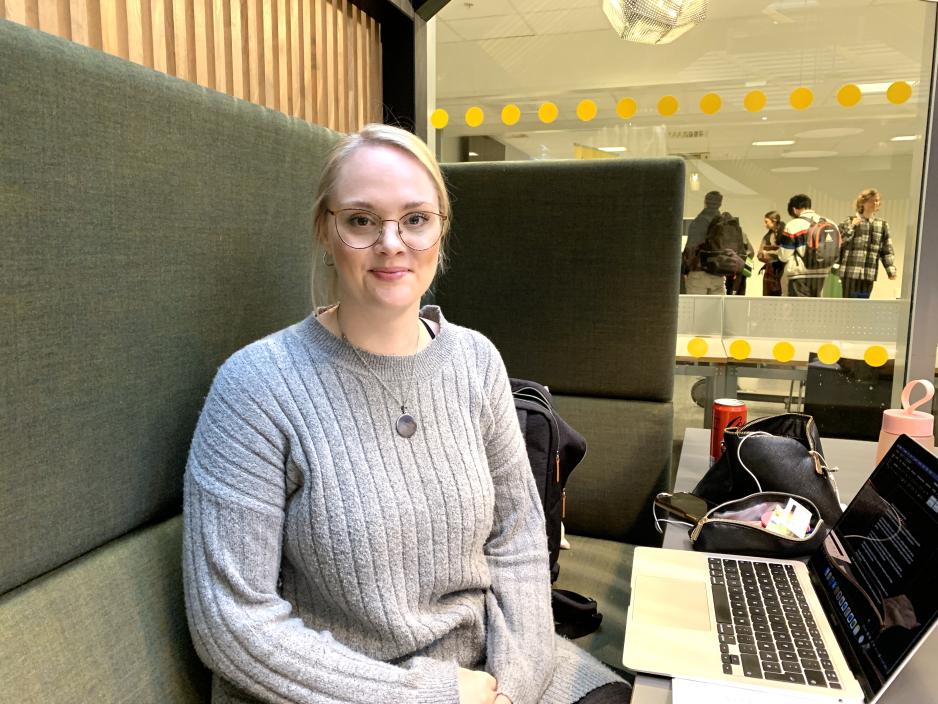 Student med b&oslash;ker og pc foran seg 