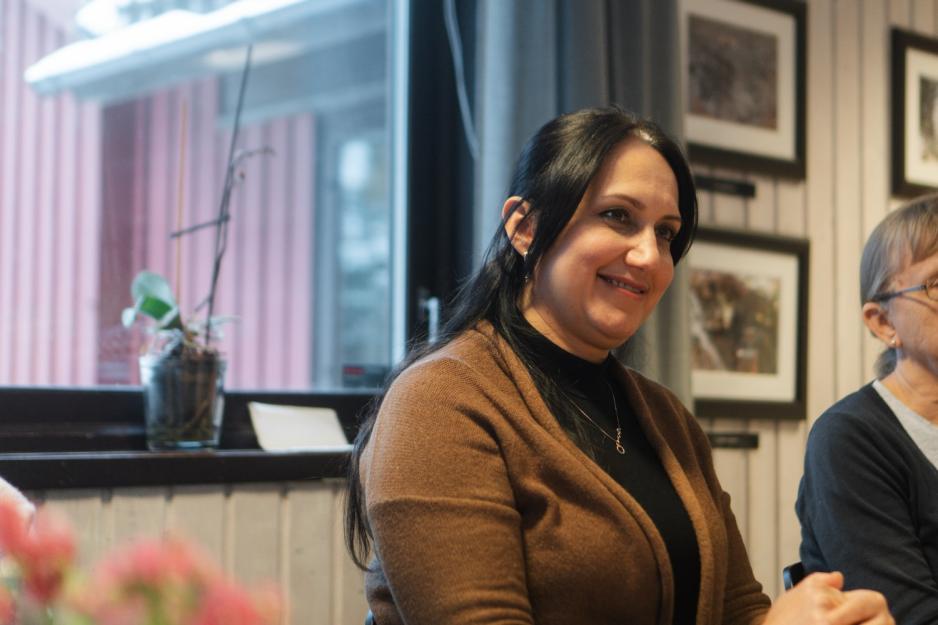 Ibtisam Najjar rundt bordet p&aring; strikkeklubben