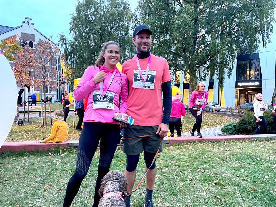 adels lund svindal og Amalie Iuel med hunden p&aring; rosa sl&oslash;yfe l&oslash;p.