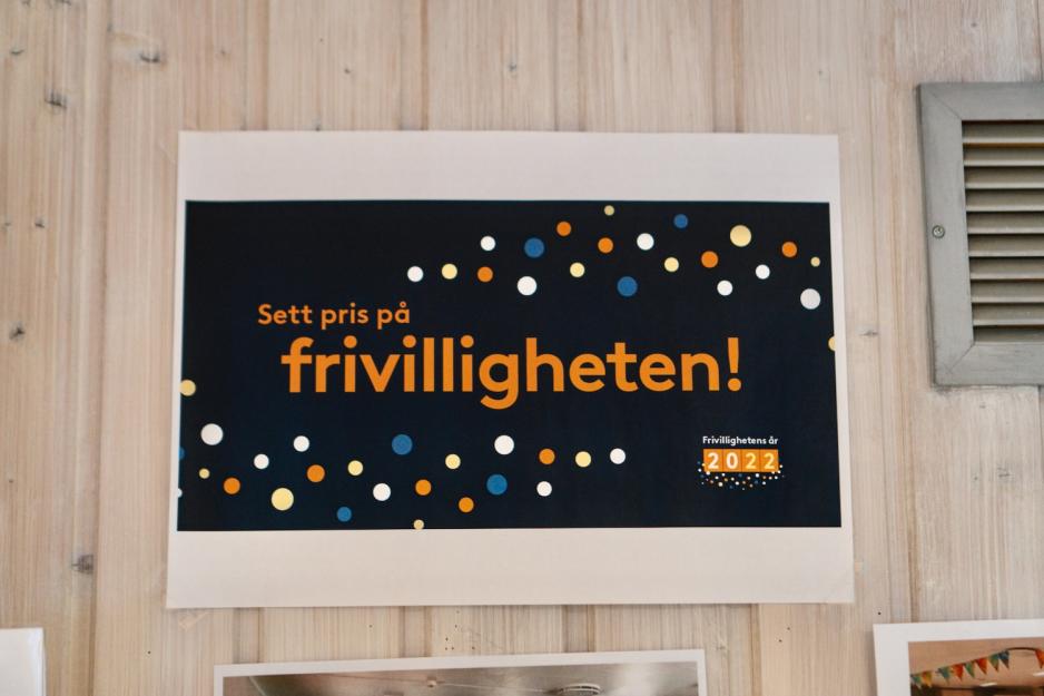 "Sett pris p&aring; frivilligheten" p&aring; veggen p&aring; Holmlia Frivillighetssentral