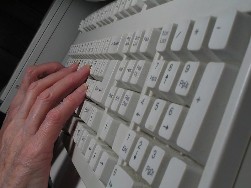 Fingre som skriver p&aring; et tastatur