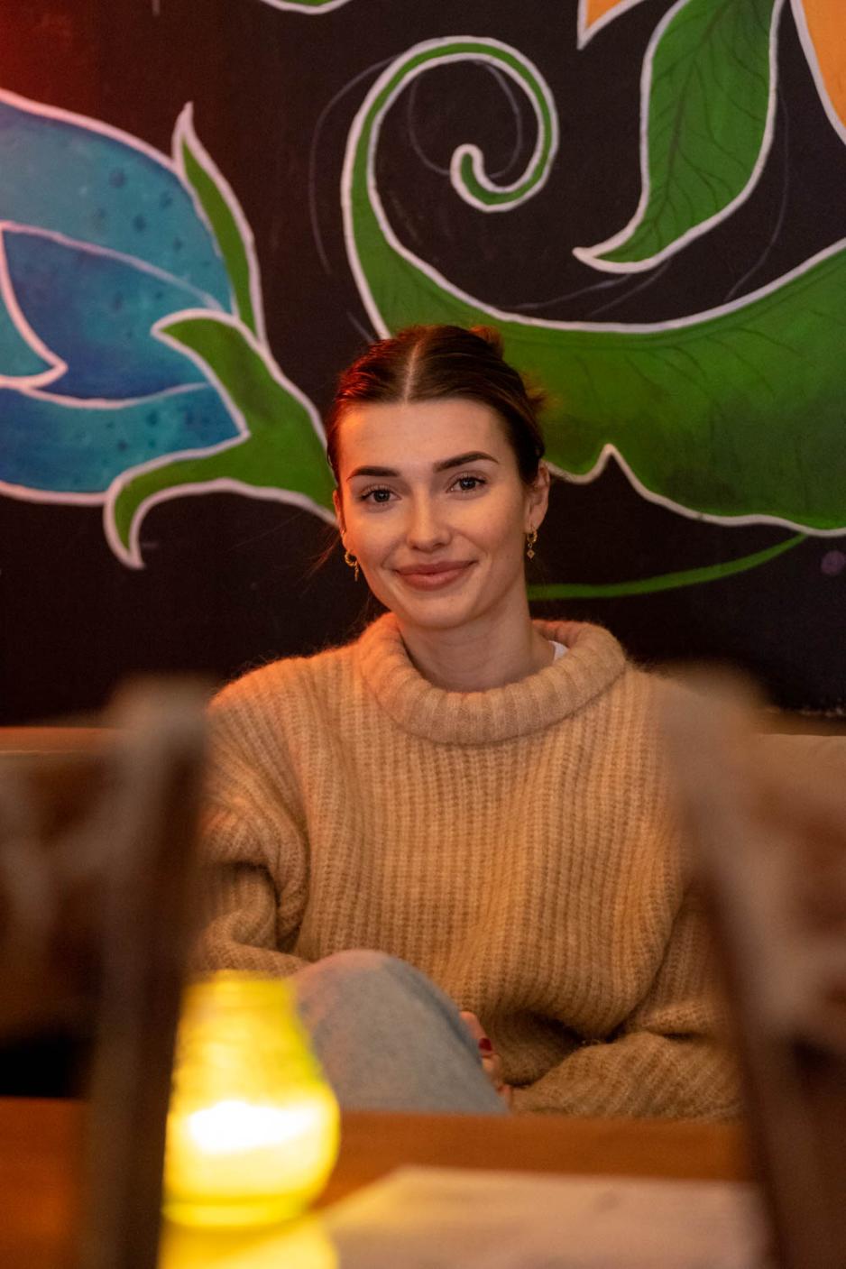 Daglig leder sitter p&aring; sofa