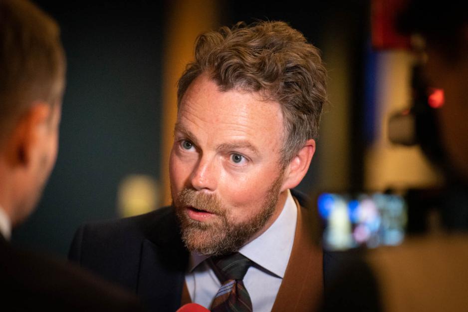 Torbj&oslash;rn R&oslash;e Isaksen snakker med pressen under valgvaken til H&oslash;yre. 