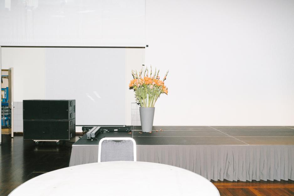 Blomster p&aring; podiet. 