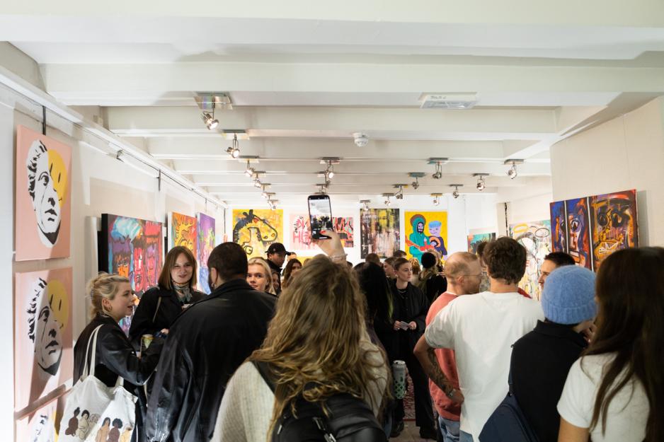 Fullt av folk p&aring; &aring;pningen av utstillingen p&aring; Blodtusj&Kniven