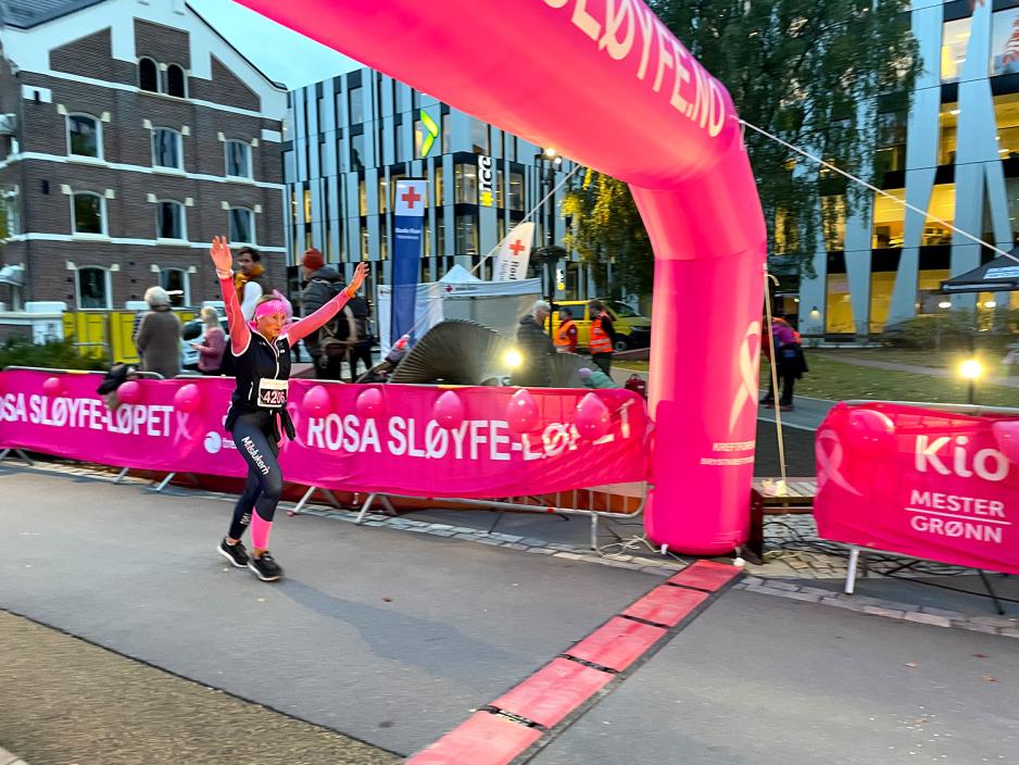 kvinne krysser m&aring;llinjen p&aring; rosa sl&oslash;yfe-l&oslash;p