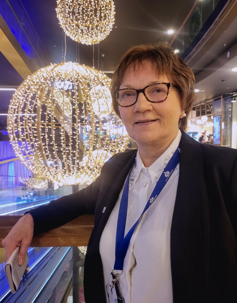 Senterleder p&aring; Storo Storsenter, Unni Merethe Aasgaard, avbildet p&aring; kj&oslash;pesenteret, med butikker og julepynt i bakgrunnen.