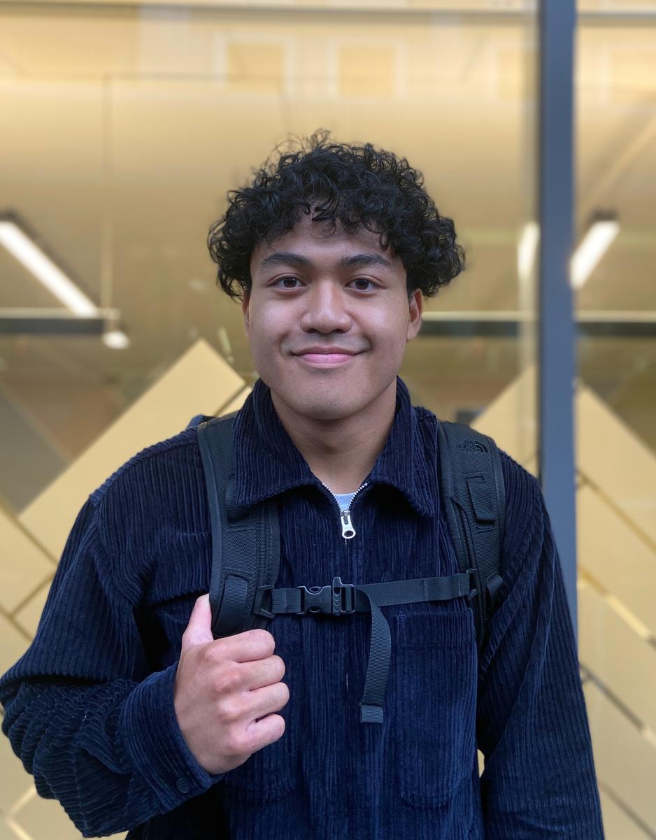 OsloMet-Student Adrian Esepelata i bl&aring; jakke og sekk