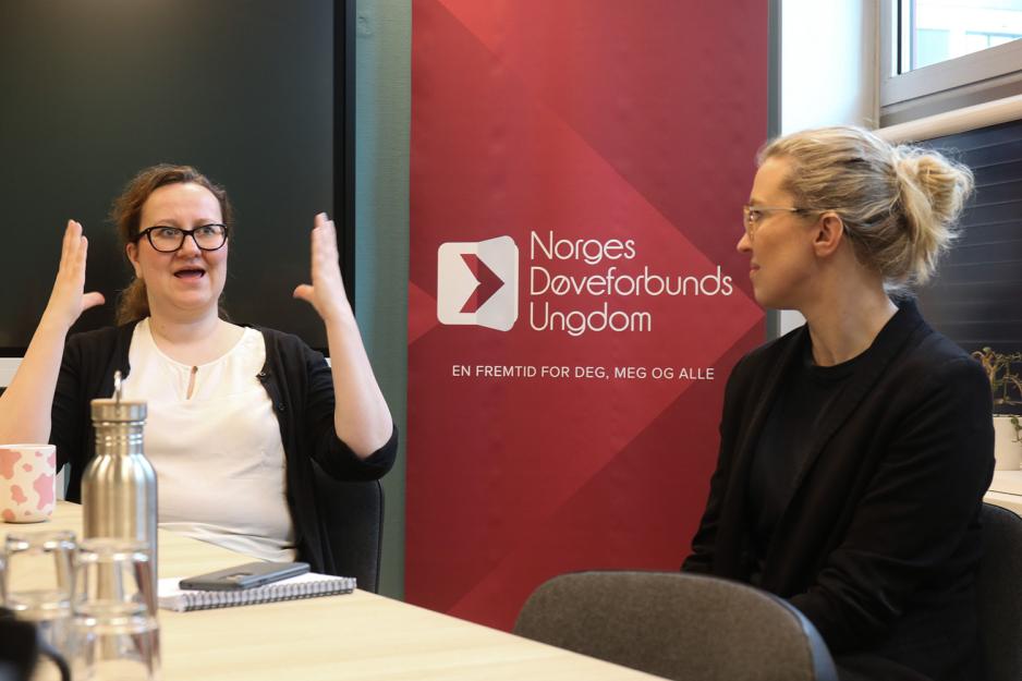 Adriana snakker tegnspr&aring;k mens Linda f&oslash;lger med